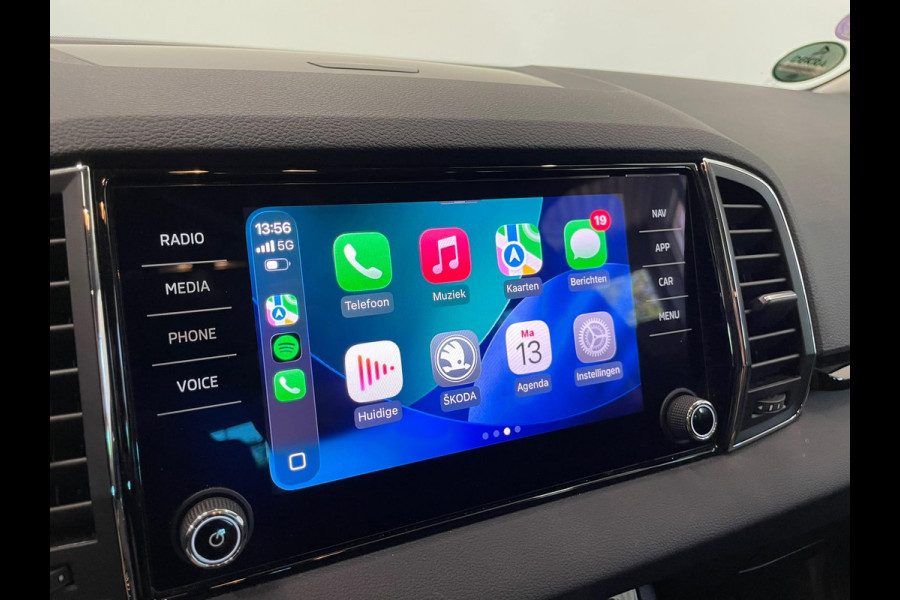 Škoda Karoq 1.5 TSI 150pk DSG Style Navigatie Apple Carplay/Android Auto Parkeersensoren Camera Adaptive Cruise Control Elektrische achterklep Wegklapbare trekhaak Stoel- en stuurverwarming Ledverlichting Virtual Cockpit Climate Control
