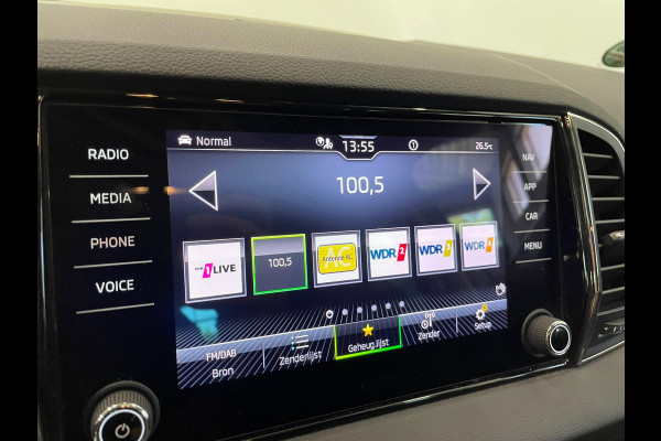 Škoda Karoq 1.5 TSI 150pk DSG Style Navigatie Apple Carplay/Android Auto Parkeersensoren Camera Adaptive Cruise Control Elektrische achterklep Wegklapbare trekhaak Stoel- en stuurverwarming Ledverlichting Virtual Cockpit Climate Control