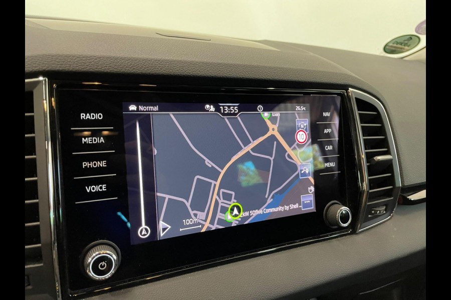 Škoda Karoq 1.5 TSI 150pk DSG Style Navigatie Apple Carplay/Android Auto Parkeersensoren Camera Adaptive Cruise Control Elektrische achterklep Wegklapbare trekhaak Stoel- en stuurverwarming Ledverlichting Virtual Cockpit Climate Control