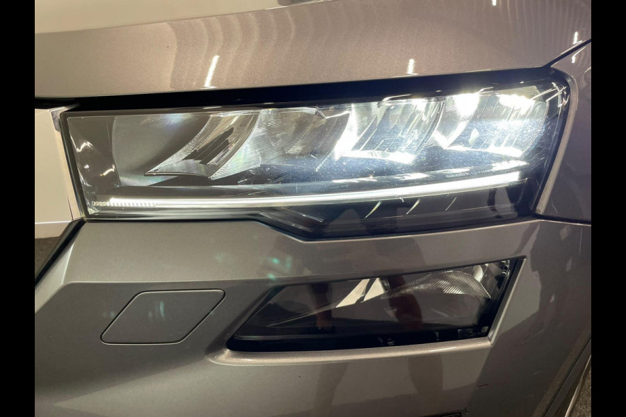 Škoda Karoq 1.5 TSI 150pk DSG Style Navigatie Apple Carplay/Android Auto Parkeersensoren Camera Adaptive Cruise Control Elektrische achterklep Wegklapbare trekhaak Stoel- en stuurverwarming Ledverlichting Virtual Cockpit Climate Control