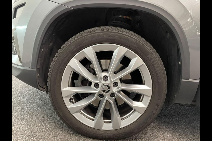 Škoda Karoq 1.5 TSI 150pk DSG Style Navigatie Apple Carplay/Android Auto Parkeersensoren Camera Adaptive Cruise Control Elektrische achterklep Wegklapbare trekhaak Stoel- en stuurverwarming Ledverlichting Virtual Cockpit Climate Control
