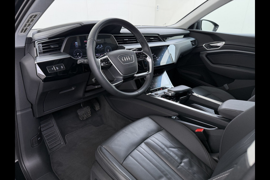 Audi e-tron 55 408PK Quattro Advanced Edition Plus 95kWh SOH 92% Panoramadak Adap.Cruise Camera Leder+Verwarmd Navi Apple Carplay Android Au Elek.Achterklep Privacy Glas Lmv 20" Led Pdc Elek.Stoelen+Memory DAB Origineel Nederlandse Auto