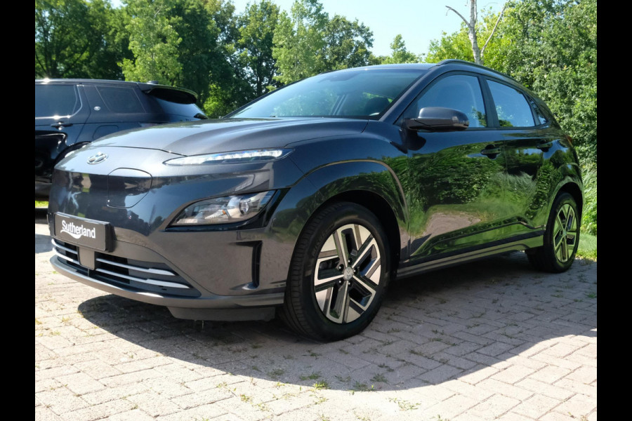 Hyundai Kona EV Fashion 64 kWh | 204 PK | SOH 95% | Adaptive cruise control | Achteruitrijcamera | Keyless entry | LED verlichting | DAB ontvanger | Bluetooth telefoonverbinding | Navigatie | Lichtmetalen velgen