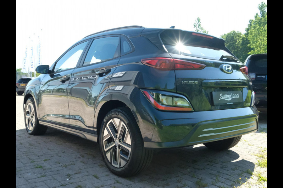 Hyundai Kona EV Fashion 64 kWh | 204 PK | SOH 95% | Adaptive cruise control | Achteruitrijcamera | Keyless entry | LED verlichting | DAB ontvanger | Bluetooth telefoonverbinding | Navigatie | Lichtmetalen velgen