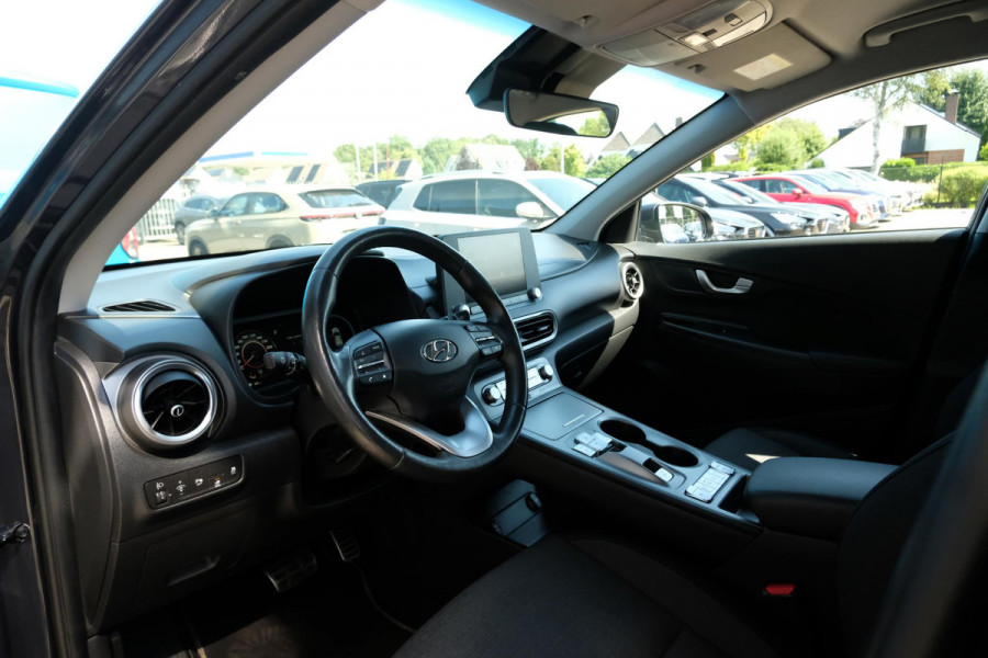 Hyundai Kona EV Fashion 64 kWh | 204 PK | SOH 95% | Adaptive cruise control | Achteruitrijcamera | Keyless entry | LED verlichting | DAB ontvanger | Bluetooth telefoonverbinding | Navigatie | Lichtmetalen velgen