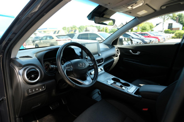 Hyundai Kona EV Fashion 64 kWh | 204 PK | SOH 95% | Adaptive cruise control | Achteruitrijcamera | Keyless entry | LED verlichting | DAB ontvanger | Bluetooth telefoonverbinding | Navigatie | Lichtmetalen velgen