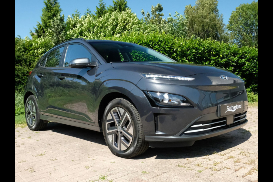 Hyundai Kona EV Fashion 64 kWh | 204 PK | SOH 95% | Adaptive cruise control | Achteruitrijcamera | Keyless entry | LED verlichting | DAB ontvanger | Bluetooth telefoonverbinding | Navigatie | Lichtmetalen velgen