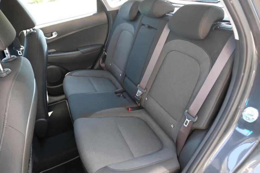 Hyundai Kona EV Fashion 64 kWh | 204 PK | SOH 95% | Adaptive cruise control | Achteruitrijcamera | Keyless entry | LED verlichting | DAB ontvanger | Bluetooth telefoonverbinding | Navigatie | Lichtmetalen velgen