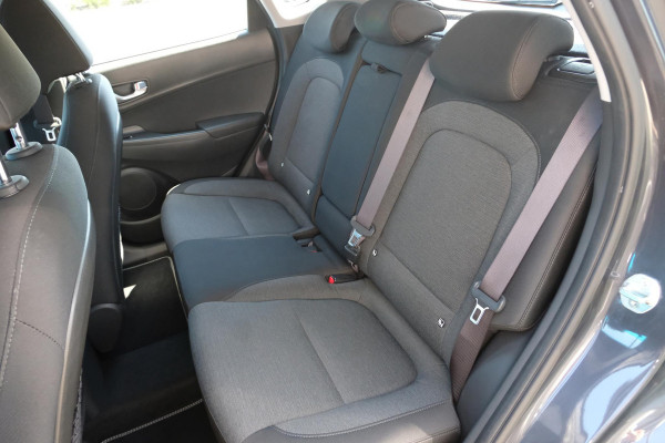 Hyundai Kona EV Fashion 64 kWh | 204 PK | SOH 95% | Adaptive cruise control | Achteruitrijcamera | Keyless entry | LED verlichting | DAB ontvanger | Bluetooth telefoonverbinding | Navigatie | Lichtmetalen velgen