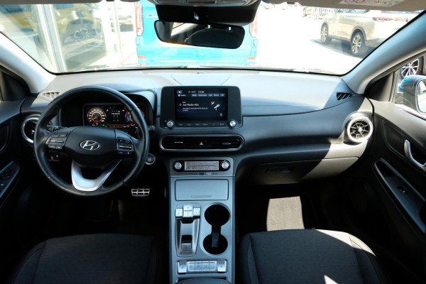 Hyundai Kona EV Fashion 64 kWh | 204 PK | SOH 95% | Adaptive cruise control | Achteruitrijcamera | Keyless entry | LED verlichting | DAB ontvanger | Bluetooth telefoonverbinding | Navigatie | Lichtmetalen velgen