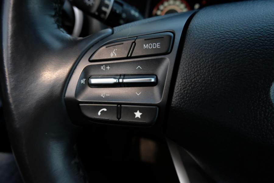 Hyundai Kona EV Fashion 64 kWh | 204 PK | SOH 95% | Adaptive cruise control | Achteruitrijcamera | Keyless entry | LED verlichting | DAB ontvanger | Bluetooth telefoonverbinding | Navigatie | Lichtmetalen velgen