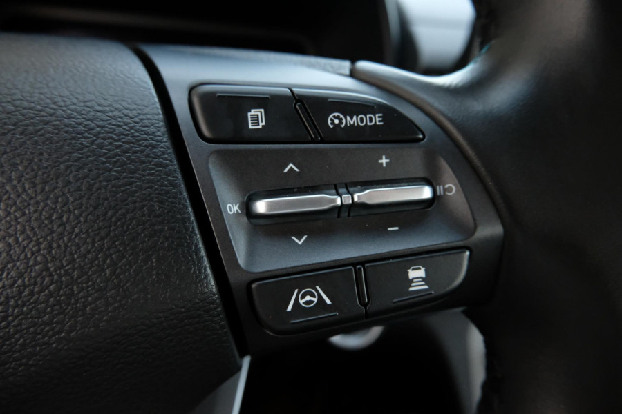 Hyundai Kona EV Fashion 64 kWh | 204 PK | SOH 95% | Adaptive cruise control | Achteruitrijcamera | Keyless entry | LED verlichting | DAB ontvanger | Bluetooth telefoonverbinding | Navigatie | Lichtmetalen velgen