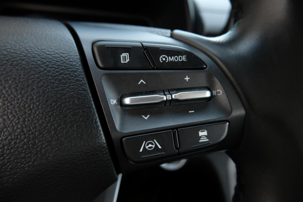 Hyundai Kona EV Fashion 64 kWh | 204 PK | SOH 95% | Adaptive cruise control | Achteruitrijcamera | Keyless entry | LED verlichting | DAB ontvanger | Bluetooth telefoonverbinding | Navigatie | Lichtmetalen velgen