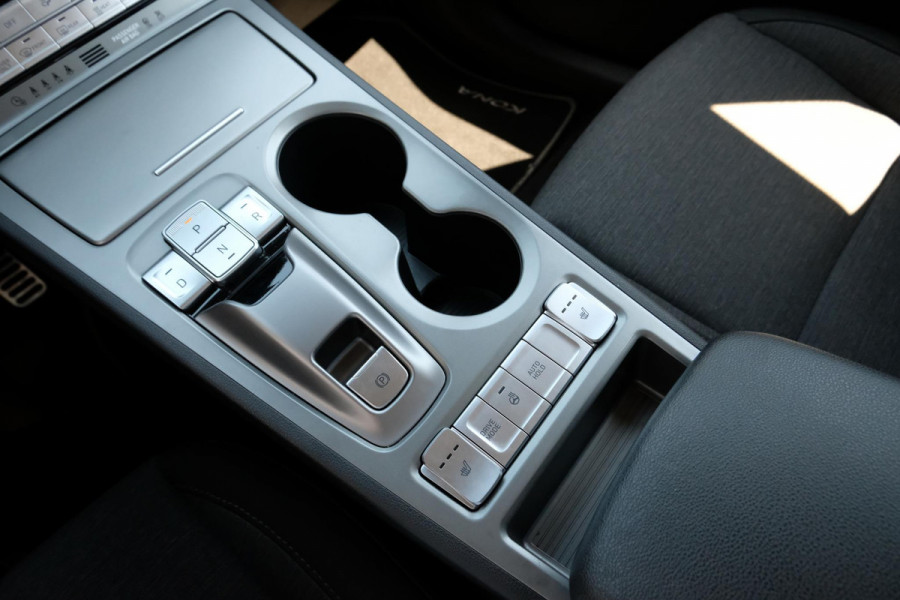 Hyundai Kona EV Fashion 64 kWh | 204 PK | SOH 95% | Adaptive cruise control | Achteruitrijcamera | Keyless entry | LED verlichting | DAB ontvanger | Bluetooth telefoonverbinding | Navigatie | Lichtmetalen velgen