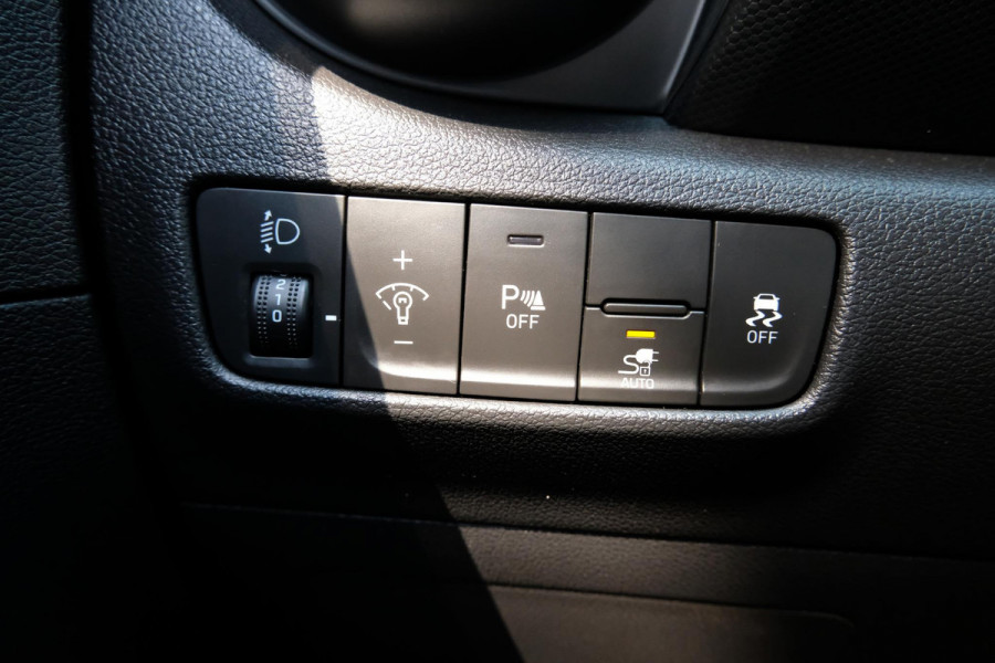 Hyundai Kona EV Fashion 64 kWh | 204 PK | SOH 95% | Adaptive cruise control | Achteruitrijcamera | Keyless entry | LED verlichting | DAB ontvanger | Bluetooth telefoonverbinding | Navigatie | Lichtmetalen velgen