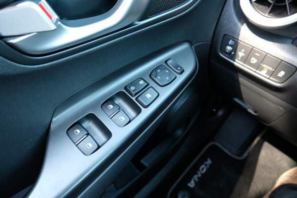 Hyundai Kona EV Fashion 64 kWh | 204 PK | SOH 95% | Adaptive cruise control | Achteruitrijcamera | Keyless entry | LED verlichting | DAB ontvanger | Bluetooth telefoonverbinding | Navigatie | Lichtmetalen velgen
