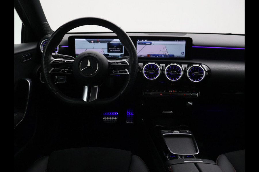 Mercedes-Benz A-Klasse 180 STAR EDITION AMG LINE LIMITED + PANORAMA | SFEERVERLICHTING | 19 INCH LMV | CAMERA