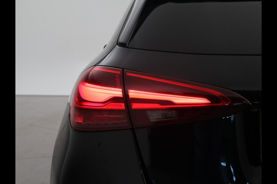 Mercedes-Benz A-Klasse 180 STAR EDITION AMG LINE LIMITED + PANORAMA | SFEERVERLICHTING | 19 INCH LMV | CAMERA