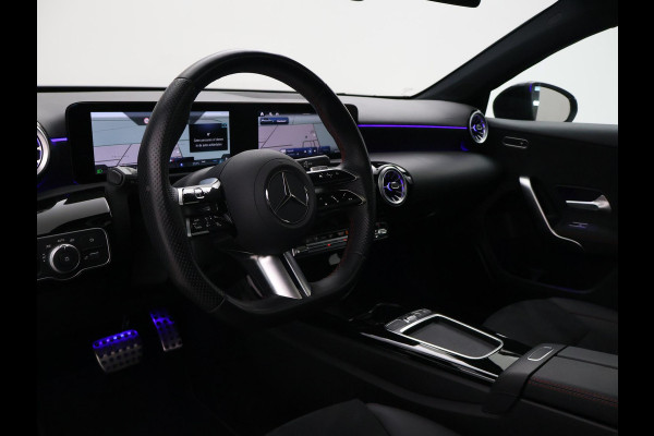 Mercedes-Benz A-Klasse 180 STAR EDITION AMG LINE LIMITED + PANORAMA | SFEERVERLICHTING | 19 INCH LMV | CAMERA
