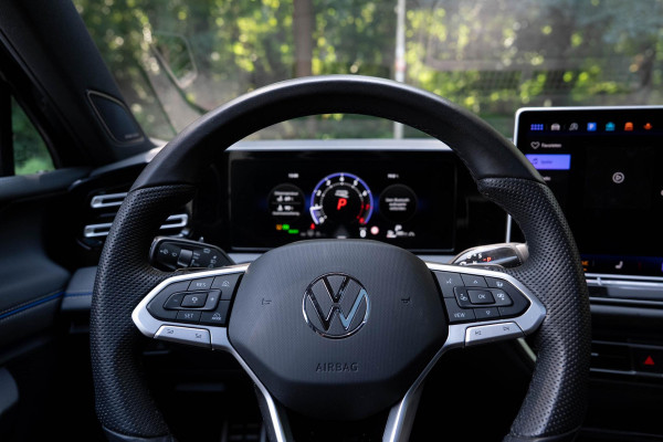Volkswagen Tiguan 1.5 eTSI R-Line Business | 360 | Trekhaak | Pano | H&K | IQ Light