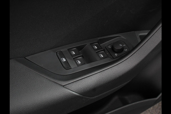Škoda Karoq 1.5 TSI 150pk DSG ACT Selection DEMO ! Navigatie Apple Carplay/Android Auto Camera Parkeer sensoren Adaptieve Cruise Control Lichtmetalen Velgen Digitale Cockpit