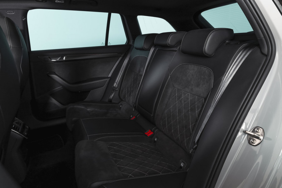 Škoda Superb Combi 1.4 TSI iV Sportline Business | S/K-Panodak | Dig. Cockpit | Adapt. Cruise | Winterpakket | PDC | NAV + App. Connect | ECC | Elek. Klep | LM 19" |