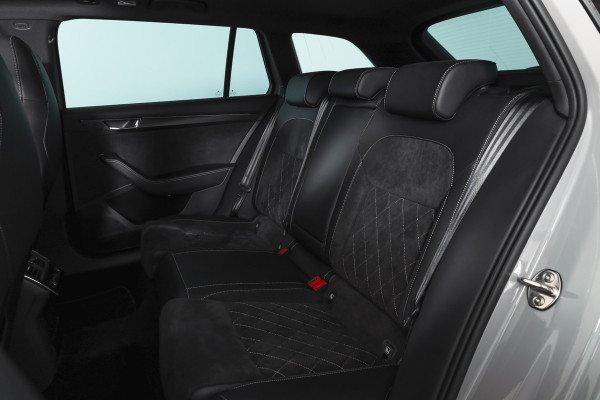 Škoda Superb Combi 1.4 TSI iV Sportline Business | S/K-Panodak | Dig. Cockpit | Adapt. Cruise | Winterpakket | PDC | NAV + App. Connect | ECC | Elek. Klep | LM 19" |