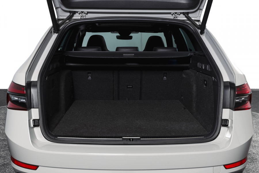 Škoda Superb Combi 1.4 TSI iV Sportline Business | S/K-Panodak | Dig. Cockpit | Adapt. Cruise | Winterpakket | PDC | NAV + App. Connect | ECC | Elek. Klep | LM 19" |