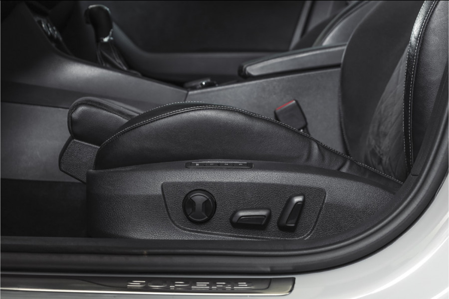 Škoda Superb Combi 1.4 TSI iV Sportline Business | S/K-Panodak | Dig. Cockpit | Adapt. Cruise | Winterpakket | PDC | NAV + App. Connect | ECC | Elek. Klep | LM 19" |