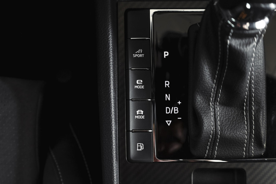 Škoda Superb Combi 1.4 TSI iV Sportline Business | S/K-Panodak | Dig. Cockpit | Adapt. Cruise | Winterpakket | PDC | NAV + App. Connect | ECC | Elek. Klep | LM 19" |