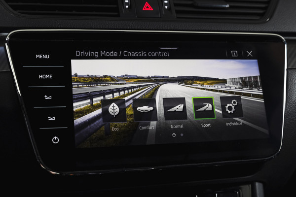 Škoda Superb Combi 1.4 TSI iV Sportline Business | S/K-Panodak | Dig. Cockpit | Adapt. Cruise | Winterpakket | PDC | NAV + App. Connect | ECC | Elek. Klep | LM 19" |