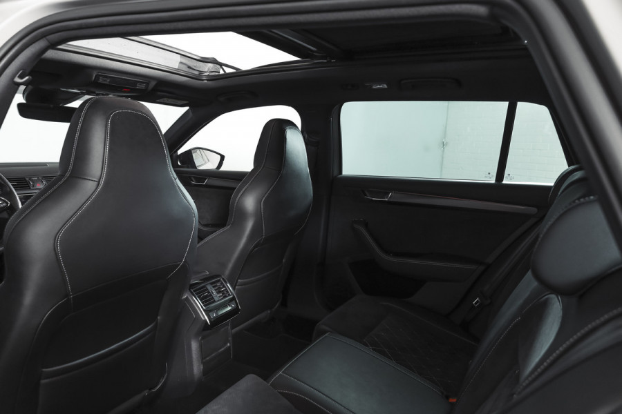 Škoda Superb Combi 1.4 TSI iV Sportline Business | S/K-Panodak | Dig. Cockpit | Adapt. Cruise | Winterpakket | PDC | NAV + App. Connect | ECC | Elek. Klep | LM 19" |