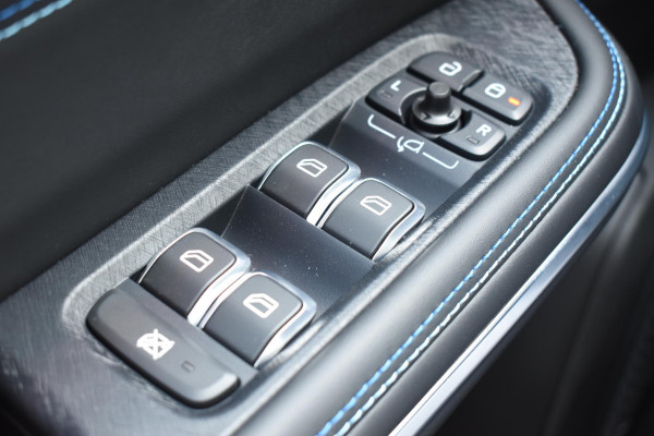 Lynk & Co 01 262PK Automaat / 360 Camera / Adaptieve cruise control / Glazen schuif-kanteldak / Elektrische stoelen met geheugenfunctie / Stoelverwarming / Elektrische achterklep / Climate control / Parkeersensoren V+A / 20"velgen / Keyless entry /