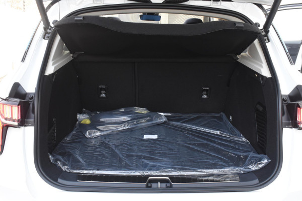 Lynk & Co 01 262PK Automaat / 360 Camera / Adaptieve cruise control / Glazen schuif-kanteldak / Elektrische stoelen met geheugenfunctie / Stoelverwarming / Elektrische achterklep / Climate control / Parkeersensoren V+A / 20"velgen / Keyless entry /