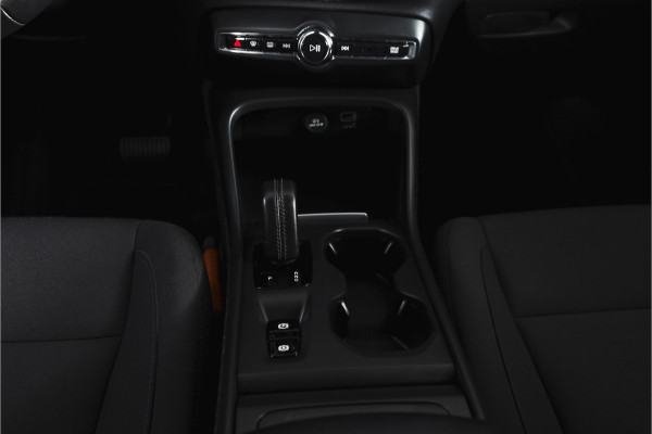 Volvo XC40 1.5 T3 Business Pro 164 PK | Elek. Trekhaak | Dig. Cockpit | Adapt. Cruise | PDC | NAV + App. Connect | ECC | Elek. Klep | LM 18" |
