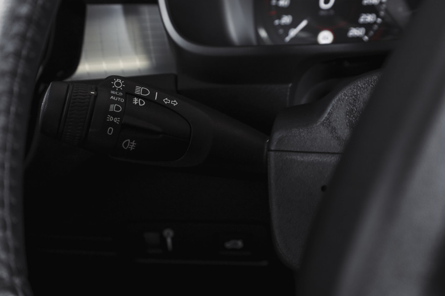 Volvo XC40 1.5 T3 Business Pro 164 PK | Elek. Trekhaak | Dig. Cockpit | Adapt. Cruise | PDC | NAV + App. Connect | ECC | Elek. Klep | LM 18" |