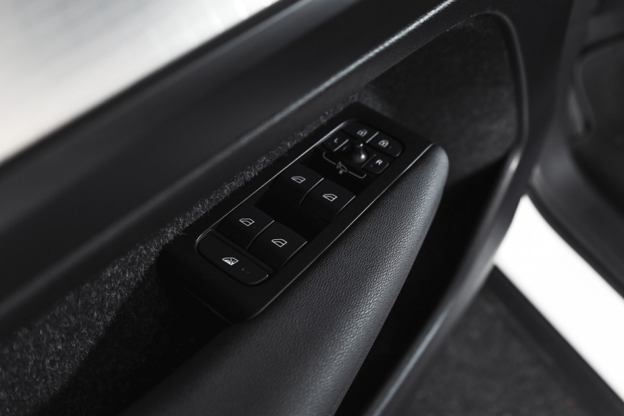 Volvo XC40 1.5 T3 Business Pro 164 PK | Elek. Trekhaak | Dig. Cockpit | Adapt. Cruise | PDC | NAV + App. Connect | ECC | Elek. Klep | LM 18" |