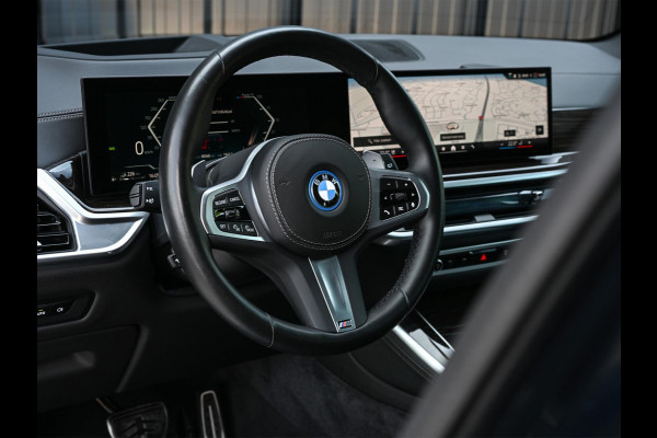 BMW X5 xDrive50e M-Sport Pro | Panoramadak | NL-Auto | Dealer Onderhouden | 360 Camera | Active Cruise | HUD | Harman/Kardon | Stoelverwarming + Ventilatie | Luchtvering | BMW Gesture Control | Memory Seats |