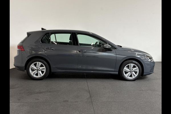 Volkswagen Golf 1.0 eTSI 110pk Automaat Life Climate control LED Lane Assist App Connect Cruise Control Climatronic Lichtmetalen Velgen Velgen Winterpakket