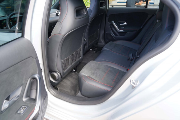 Mercedes-Benz A-Klasse 200 Business Solution AMG|Prijs rijklaar incl. 12 mnd garantie|Schuif/kanteldak Carplay PDC DAB Camera LED