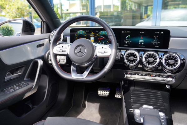 Mercedes-Benz A-Klasse 200 Business Solution AMG|Prijs rijklaar incl. 12 mnd garantie|Schuif/kanteldak Carplay PDC DAB Camera LED