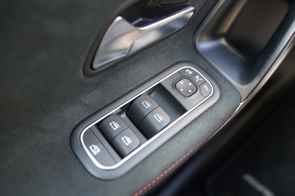 Mercedes-Benz A-Klasse 200 Business Solution AMG|Prijs rijklaar incl. 12 mnd garantie|Schuif/kanteldak Carplay PDC DAB Camera LED
