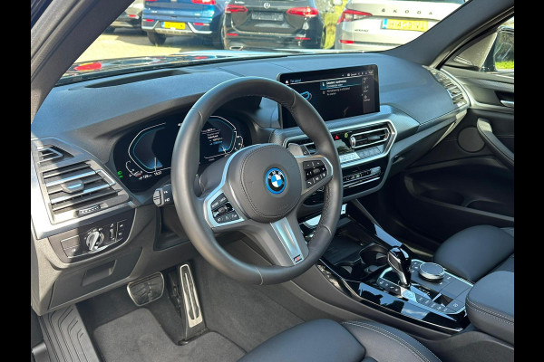 BMW X3 xDrive30e M Sport | Plug-in Hybride | incl. BMW Service Inclusive (5 jaar/100.000 km) | Afneembare Trekhaak | M pakket | Harman Kardon | Sportstoelen | Elektrische stoelen met geheugenfunctie | 360 graden camera | Stoelverwarming | Keyless | Elektrische achterklep | Adaptive Led | High-beam Headlights Control | Head Up Display | Adaptief demping systeem