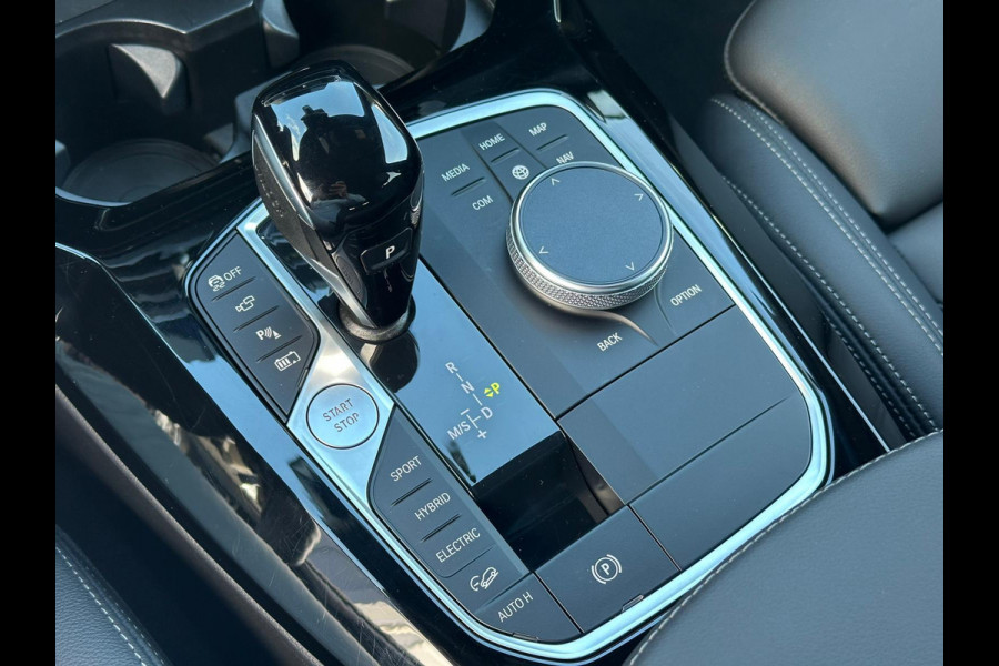 BMW X3 xDrive30e M Sport | Plug-in Hybride | incl. BMW Service Inclusive (5 jaar/100.000 km) | Afneembare Trekhaak | M pakket | Harman Kardon | Sportstoelen | Elektrische stoelen met geheugenfunctie | 360 graden camera | Stoelverwarming | Keyless | Elektrische achterklep | Adaptive Led | High-beam Headlights Control | Head Up Display | Adaptief demping systeem