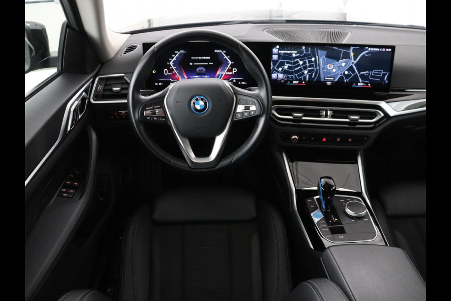 BMW i4 eDrive40 84 kWh | SOH 93,8% | Camera | Adaptive cruise | Climate control | Navigatie | DAB+ | Bluetooth | Stoelverwarming | Carplay