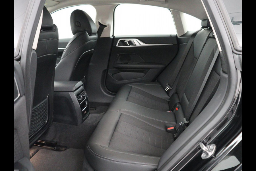 BMW i4 eDrive40 84 kWh | SOH 93,8% | Camera | Adaptive cruise | Climate control | Navigatie | DAB+ | Bluetooth | Stoelverwarming | Carplay