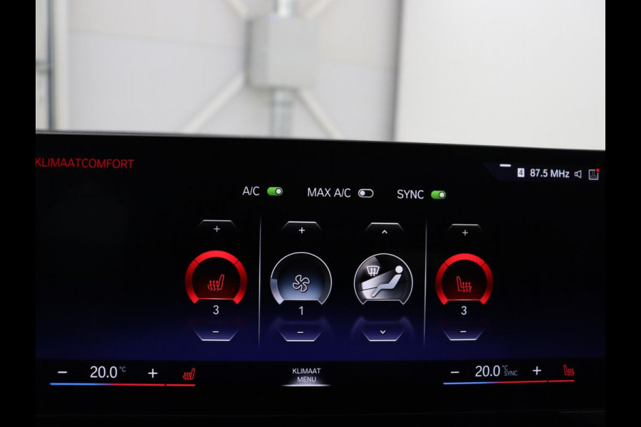 BMW i4 eDrive40 84 kWh | SOH 93,8% | Camera | Adaptive cruise | Climate control | Navigatie | DAB+ | Bluetooth | Stoelverwarming | Carplay