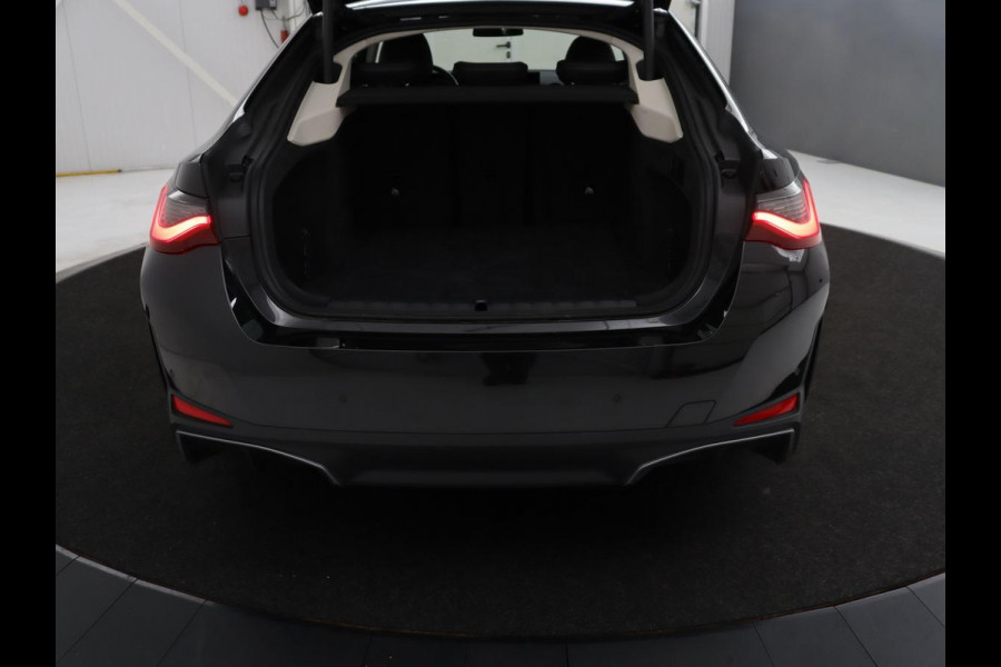 BMW i4 eDrive40 84 kWh | SOH 93,8% | Camera | Adaptive cruise | Climate control | Navigatie | DAB+ | Bluetooth | Stoelverwarming | Carplay