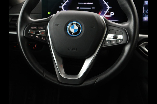 BMW i4 eDrive40 84 kWh | SOH 93,8% | Camera | Adaptive cruise | Climate control | Navigatie | DAB+ | Bluetooth | Stoelverwarming | Carplay