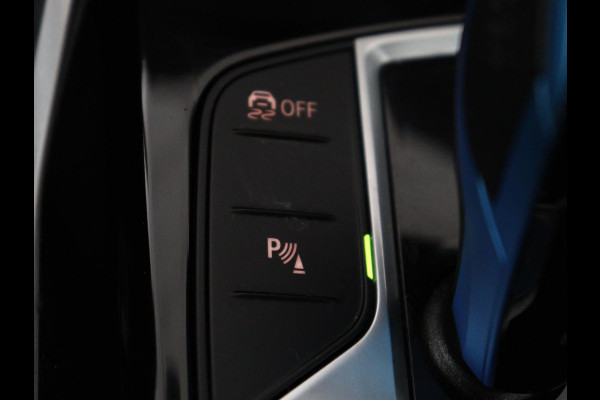 BMW i4 eDrive40 84 kWh | SOH 93,8% | Camera | Adaptive cruise | Climate control | Navigatie | DAB+ | Bluetooth | Stoelverwarming | Carplay